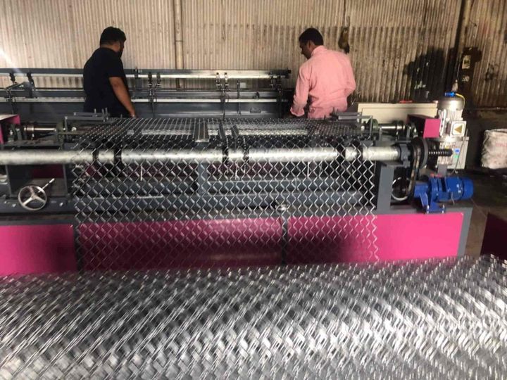 Chain Link Fencing Machine Overview: Production Process and Performance Insights